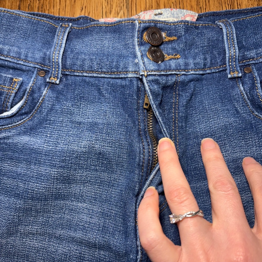 Y2K Levis Womens Denim Jean Shorts Stretch Double Button Size 10 Batwing Western - Picture 7 of 9
